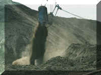 z coal dragline bucket dump 191.jpg (37964 bytes)