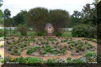 n 02 herm garden.jpg (74972 bytes)