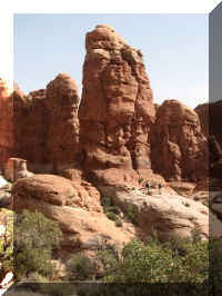 a f1011ut arch_280 climbers_1.JPG (55732 bytes)