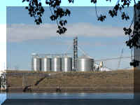 a f0828wa_305 cg silo_1.JPG (44436 bytes)