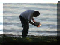 a f0829wa_101 boat man_1.JPG (39305 bytes)