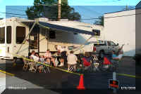 a tailgate party.jpg (42887 bytes)